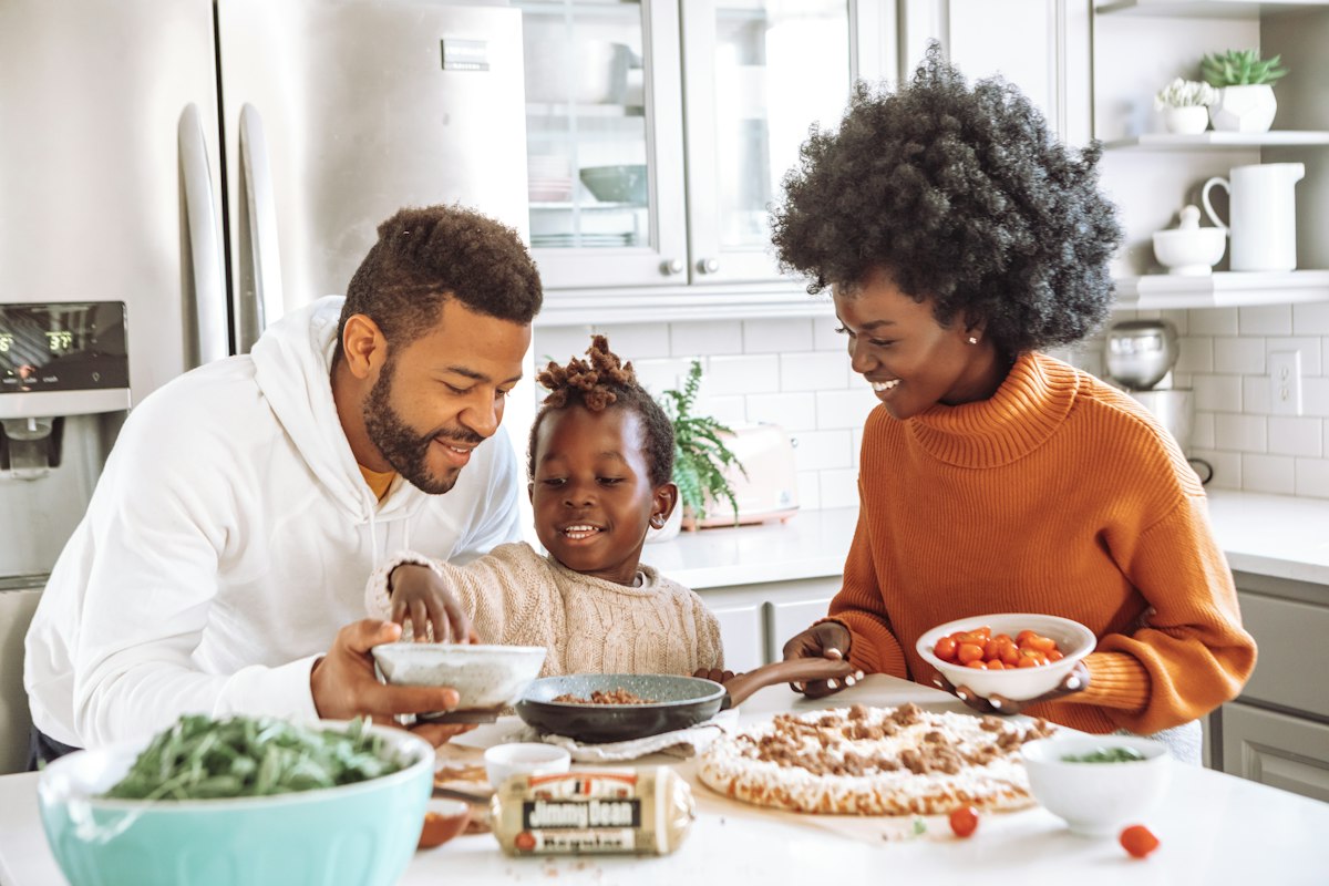 Familia disfrutando de comida saludable